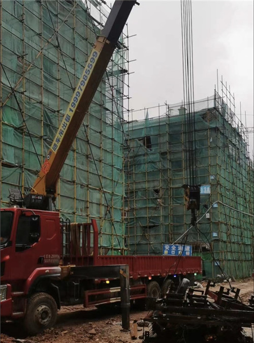 张家界市“慢工细活”—— 吊车的 “微动控制” 技术