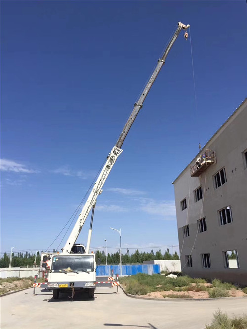 张家界市“轻装强干”—— 吊车的 “轻量化臂架” 技术